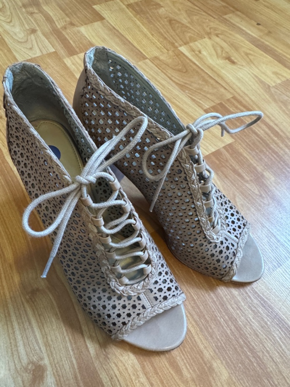 Via spiga Elegant Cream 8.5 Lace-Up slip on Women's Heel booties